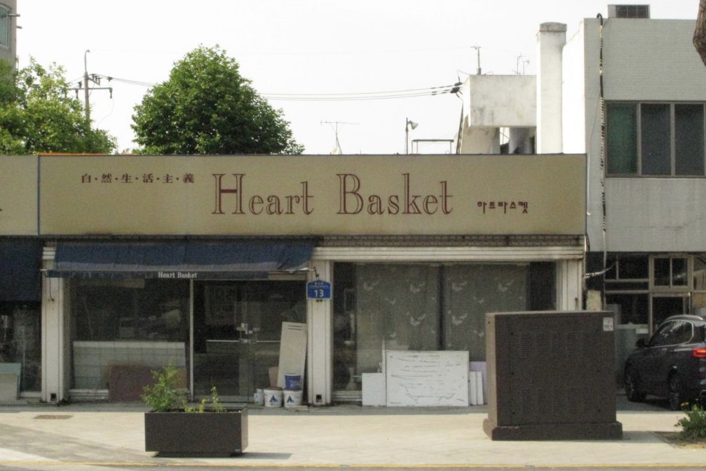 봄에는-버스-타거나-무작정-걷는-시간도-전부-여행인-게-좋다.twt-6-이미지