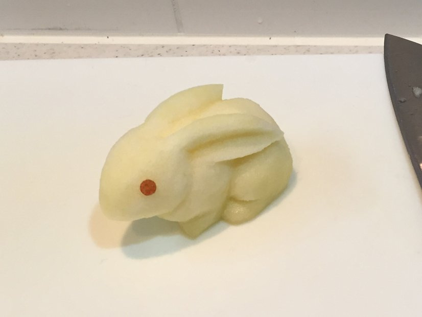 사과를-토끼모양으로-깎는-방법-3-이미지