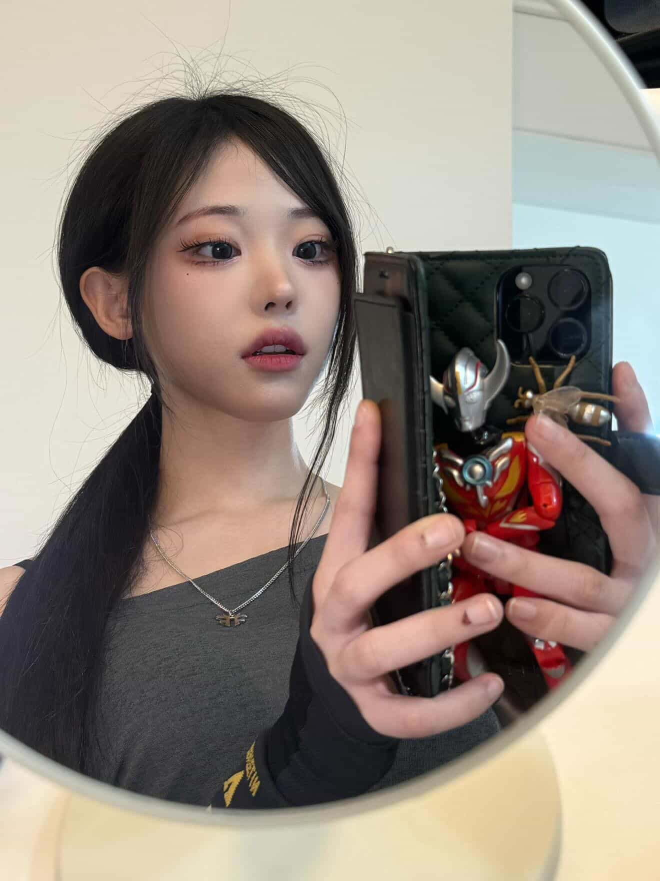 오타쿠-기질을-숨길-수-없는-QWER-히나-폰케이스-0-이미지