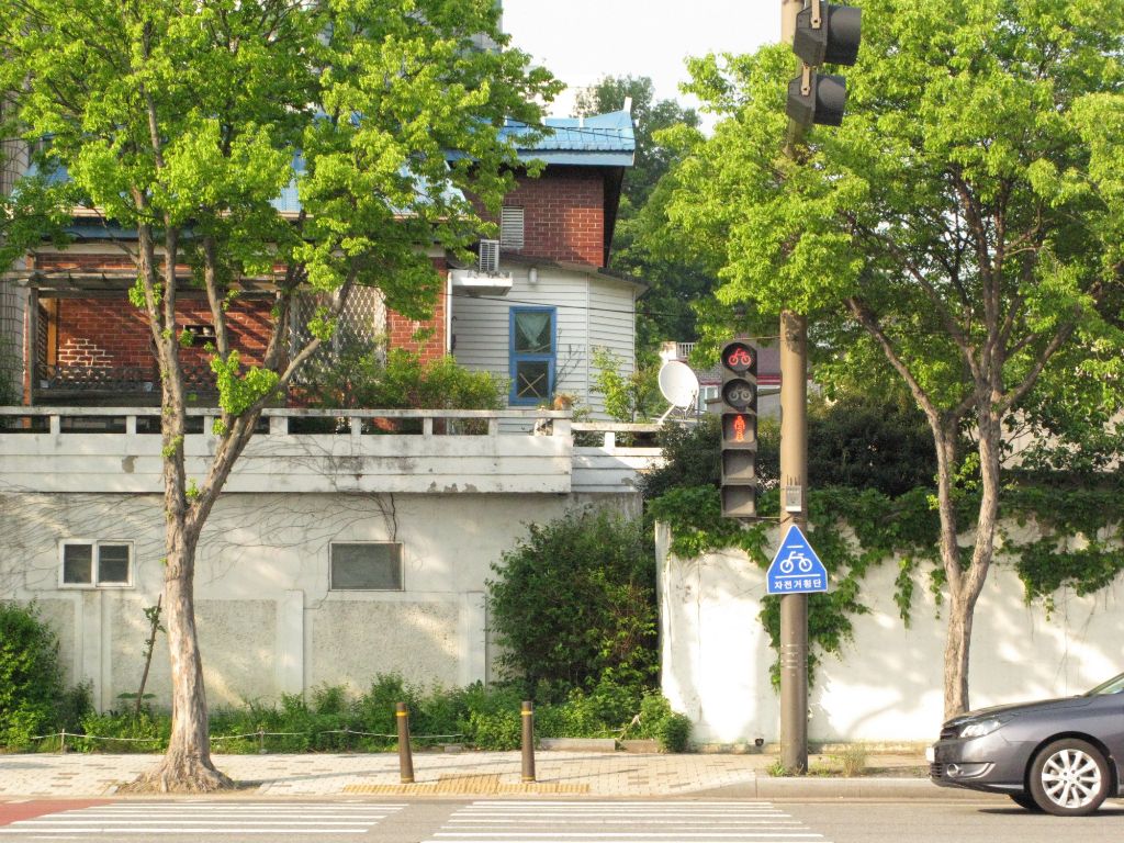 봄에는-버스-타거나-무작정-걷는-시간도-전부-여행인-게-좋다.twt-4-이미지