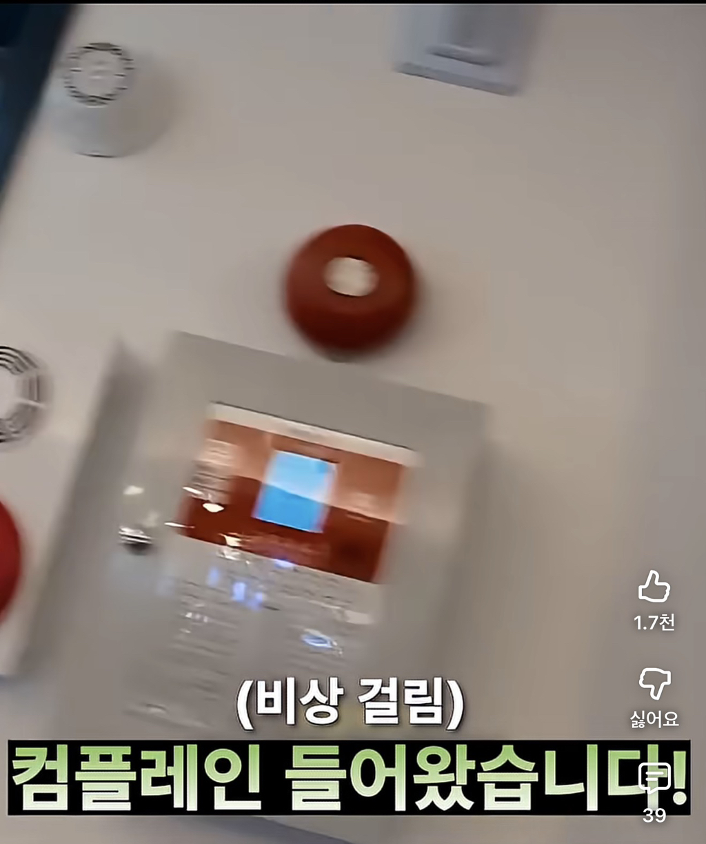 진상-컴플레인-거는-손님과-단호한-사장.-새우등-터지는-알바생-4-이미지
