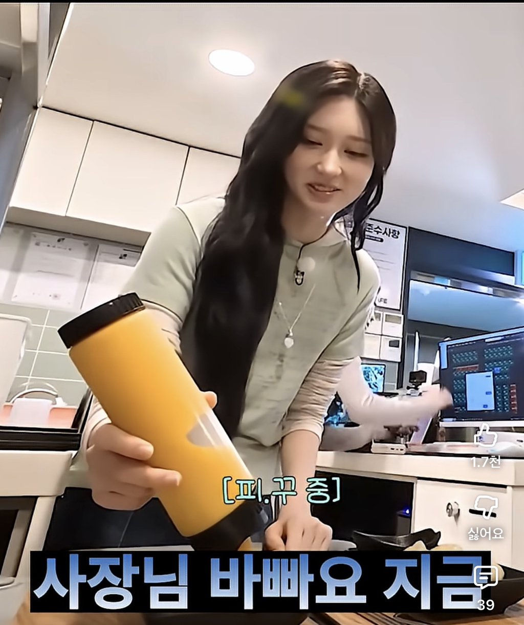 진상-컴플레인-거는-손님과-단호한-사장.-새우등-터지는-알바생-12-이미지