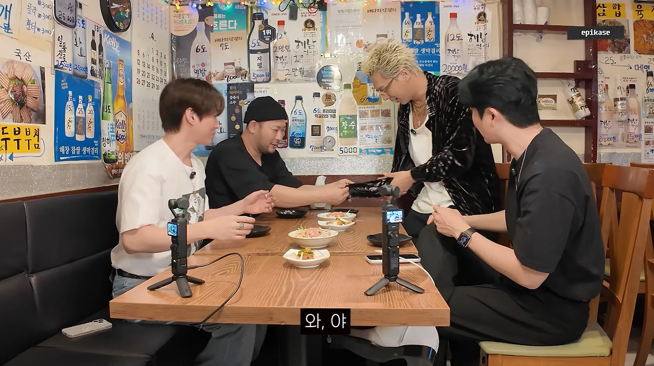 태양-명품옷에-음식묻자-호들갑-떠는-에픽하이-9-이미지