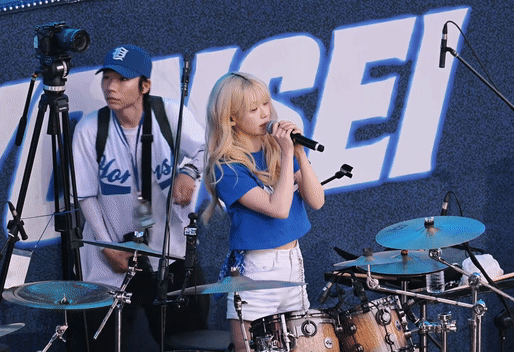 어제-연세대-축제에서의-QWER-쵸단.gif-2-이미지