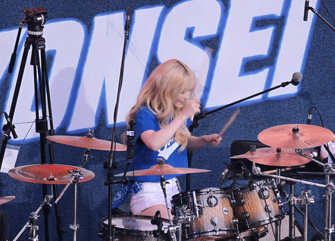 어제-연세대-축제에서의-QWER-쵸단.gif-4-이미지