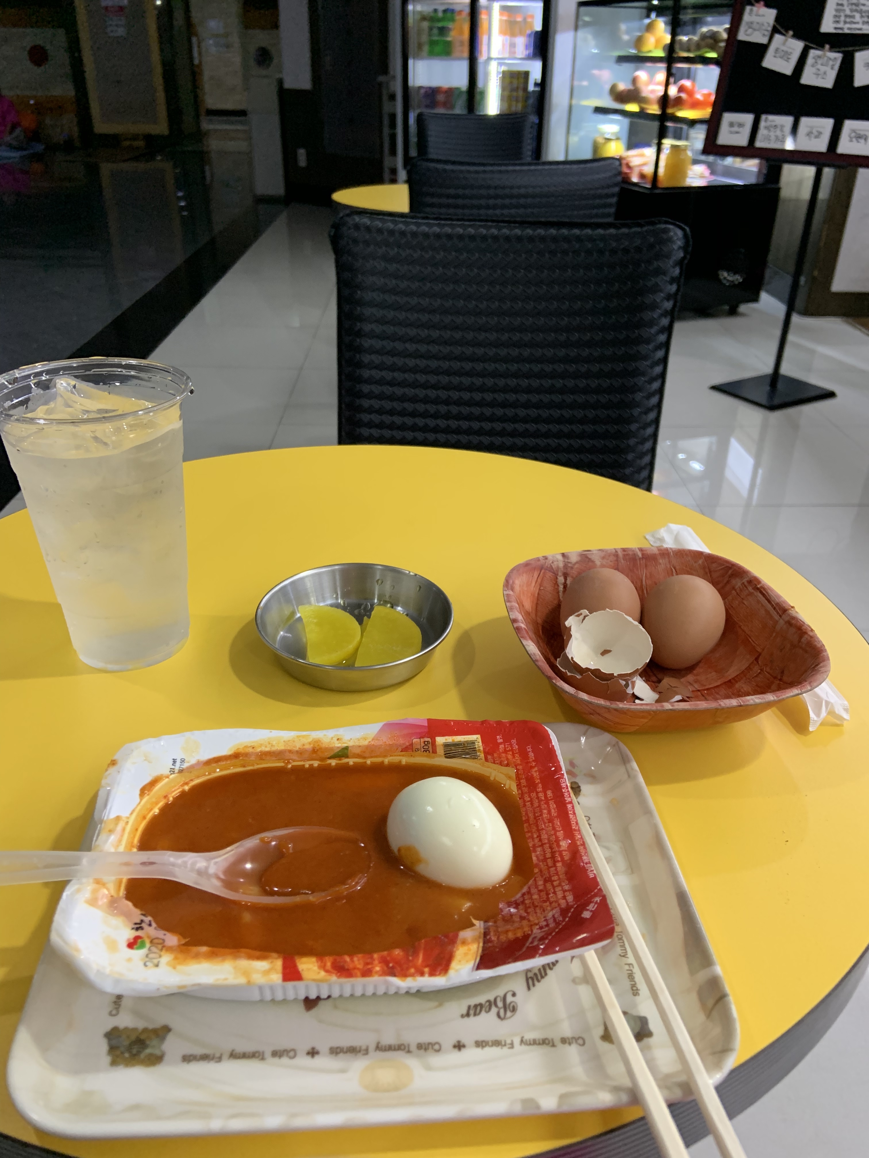찜질방-매점에서-하루종일-5만원치-먹으니까-서비스로-떡볶이-줌-1-이미지