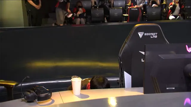 농심-유니폼을-던져버리는-태윤-ㄷㄷㄷㄷㄷㄷㄷㄷㄷㄷㄷ.gif-0-이미지