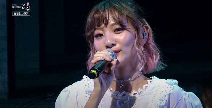 볼빨간-사춘기-'나의-사춘기에게'-무대-보며-오열하는-관객-10-이미지