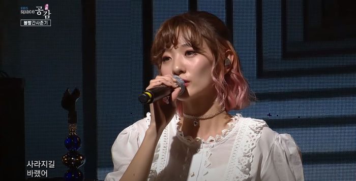 볼빨간-사춘기-'나의-사춘기에게'-무대-보며-오열하는-관객-1-이미지