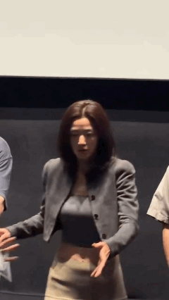 군체-무대인사-중-넘어진-팬-일으켜주는-전지현-0-이미지