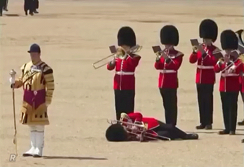 무더위와-피로에도-끝까지-근무하려는-직장인.gif-1-이미지