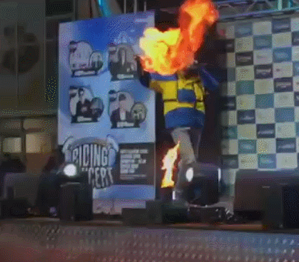 행사가서-화재-진압한-딘딘.gif-0-이미지
