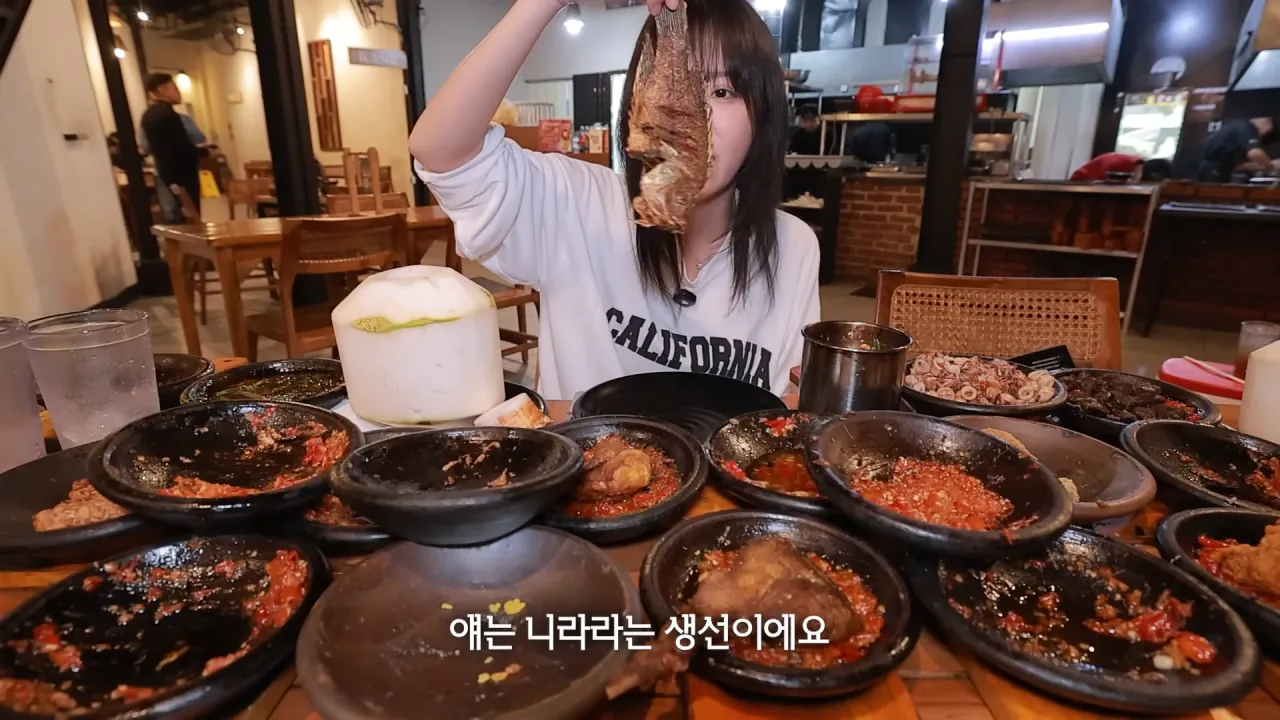 인도네시아에서-3시간-동안-메뉴-17개-먹방한-쯔양-49-이미지