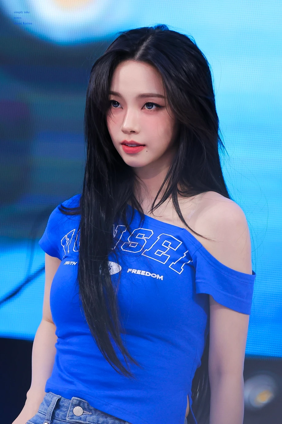 파란색이-잘-어울리는-카리나.jpgif-7-이미지