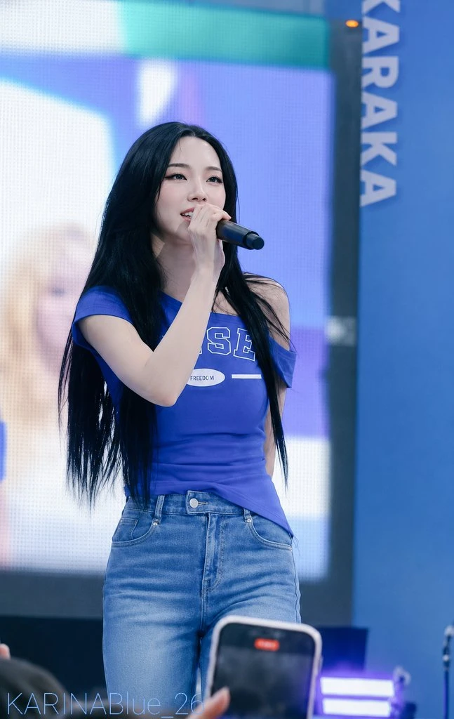 파란색이-잘-어울리는-카리나.jpgif-11-이미지