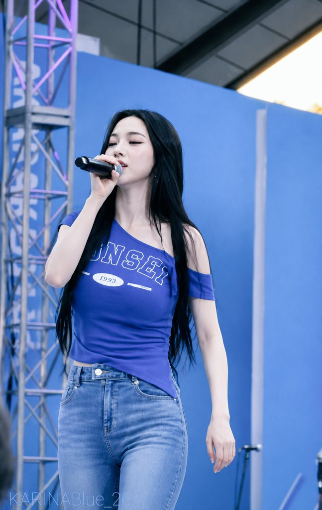 파란색이-잘-어울리는-카리나.jpgif-4-이미지