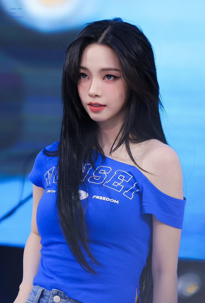 파란색이-잘-어울리는-카리나.jpgif-1-이미지