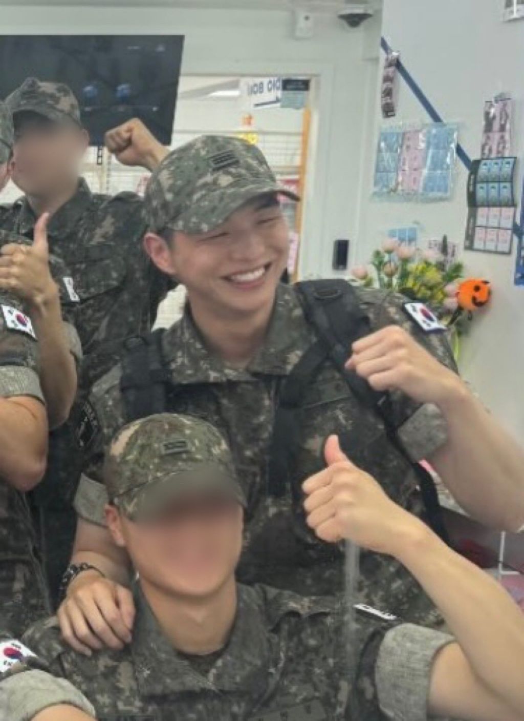 사전투표-후-선임들이랑-군인네컷-찍은-듯한-강다니엘-3-이미지