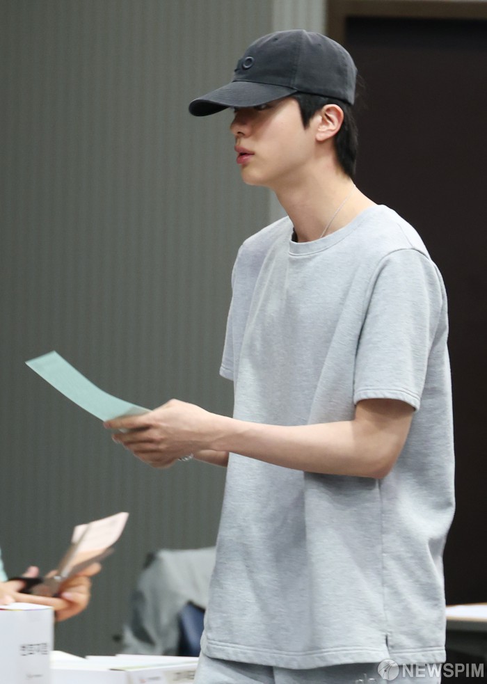 투표소-들어서는-BTS-진-1-이미지