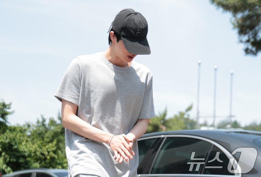 투표소-들어서는-BTS-진-0-이미지