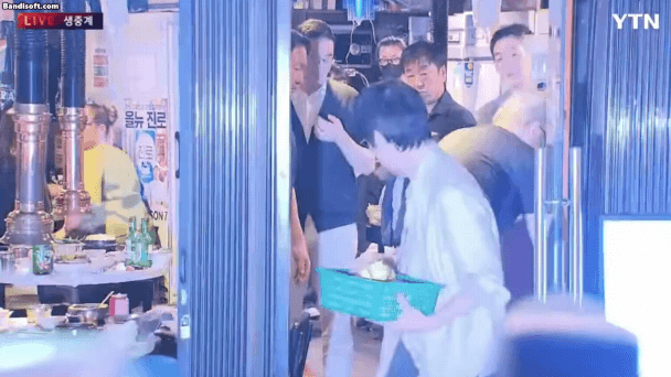 이번에도-바나나우유-나눔하는-젠슨황ㅋㅋㅋ.gif-0-이미지