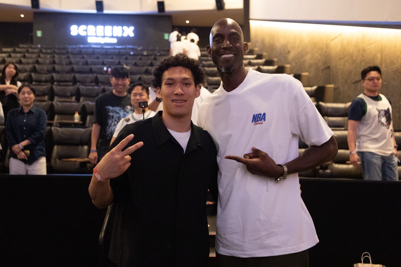 NBA-파이널-뷰잉파티에서의-케빈-가넷과-이현중-투샷-10-이미지