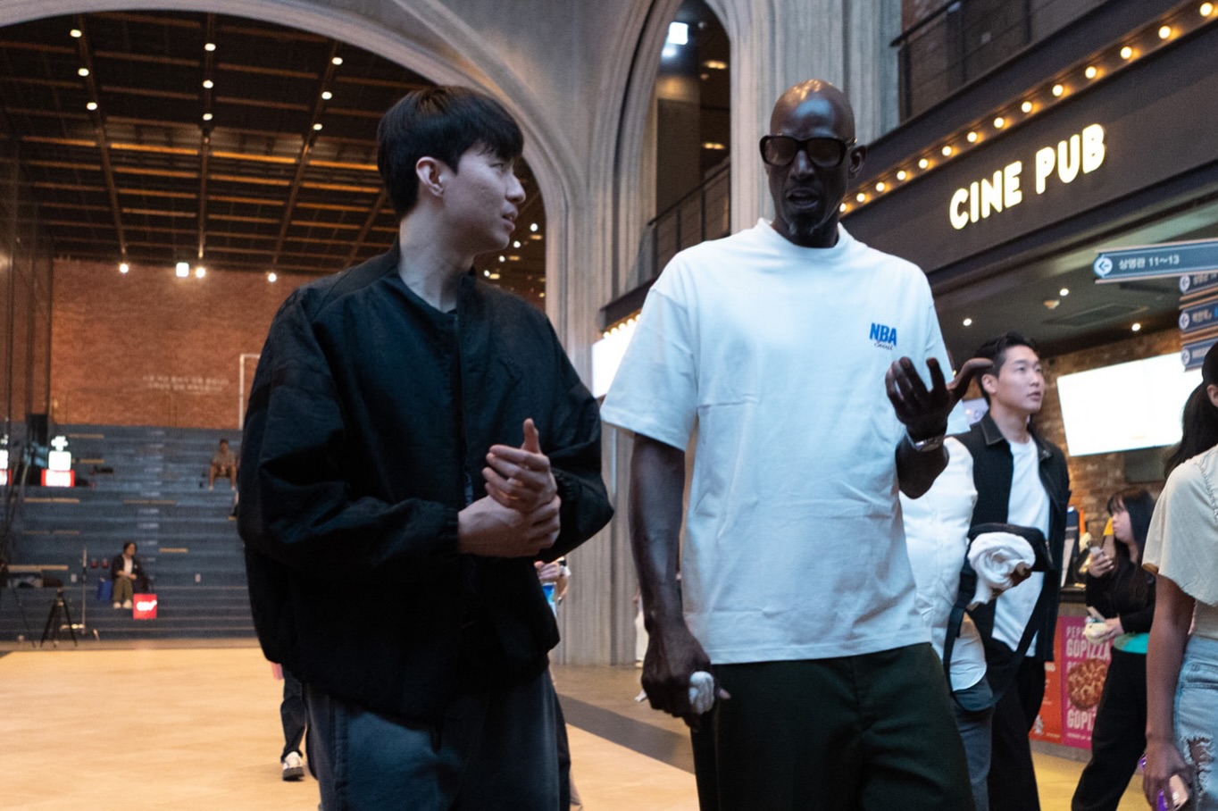 NBA-파이널-뷰잉파티에서의-케빈-가넷과-이현중-투샷-2-이미지