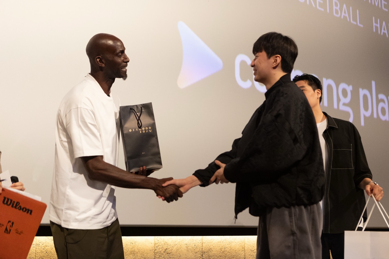 NBA-파이널-뷰잉파티에서의-케빈-가넷과-이현중-투샷-8-이미지