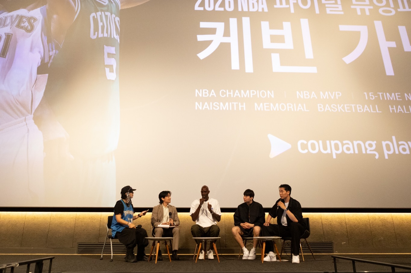 NBA-파이널-뷰잉파티에서의-케빈-가넷과-이현중-투샷-3-이미지