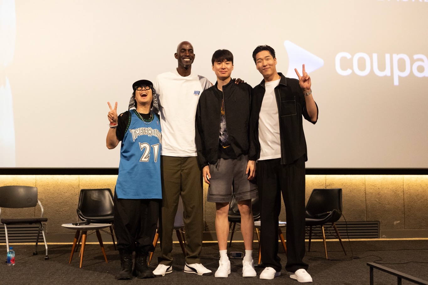 NBA-파이널-뷰잉파티에서의-케빈-가넷과-이현중-투샷-1-이미지