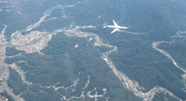 6.25-전사자-유해-봉환-비행,-F-35•KF-21-호위비행-6-이미지