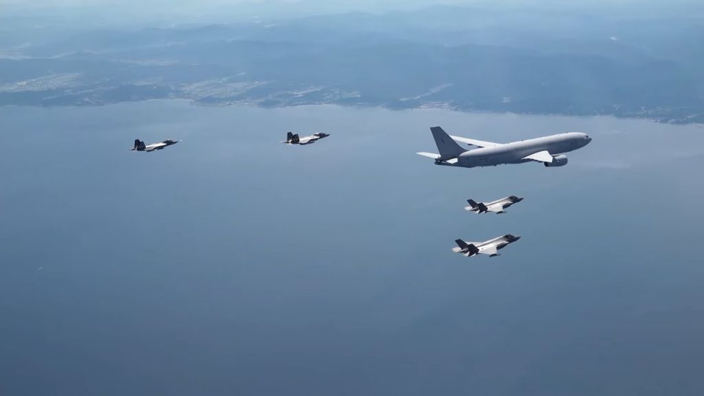 6.25-전사자-유해-봉환-비행,-F-35•KF-21-호위비행-2-이미지