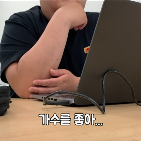 팬이-3명-생겼는데-직업이-전부-영화감독인-경우.jpg-6-이미지