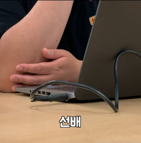 팬이-3명-생겼는데-직업이-전부-영화감독인-경우.jpg-1-이미지