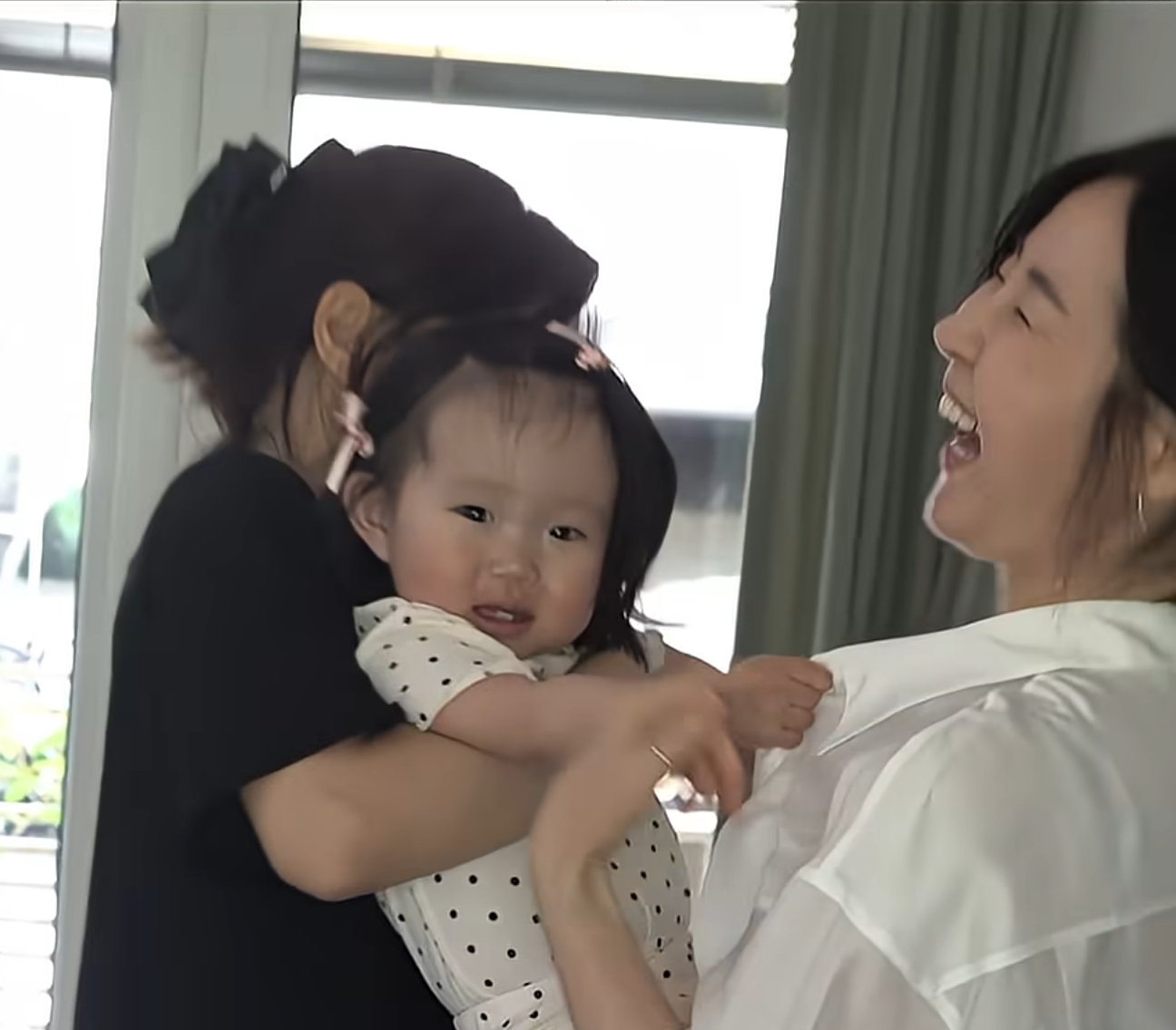 이채연&있지-채령-엄마-멱살-잡고-안-떨어지려는-이웃집-애기.jpg-1-이미지