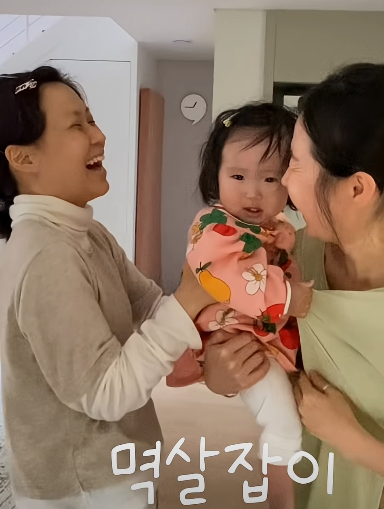 이채연&있지-채령-엄마-멱살-잡고-안-떨어지려는-이웃집-애기.jpg-0-이미지